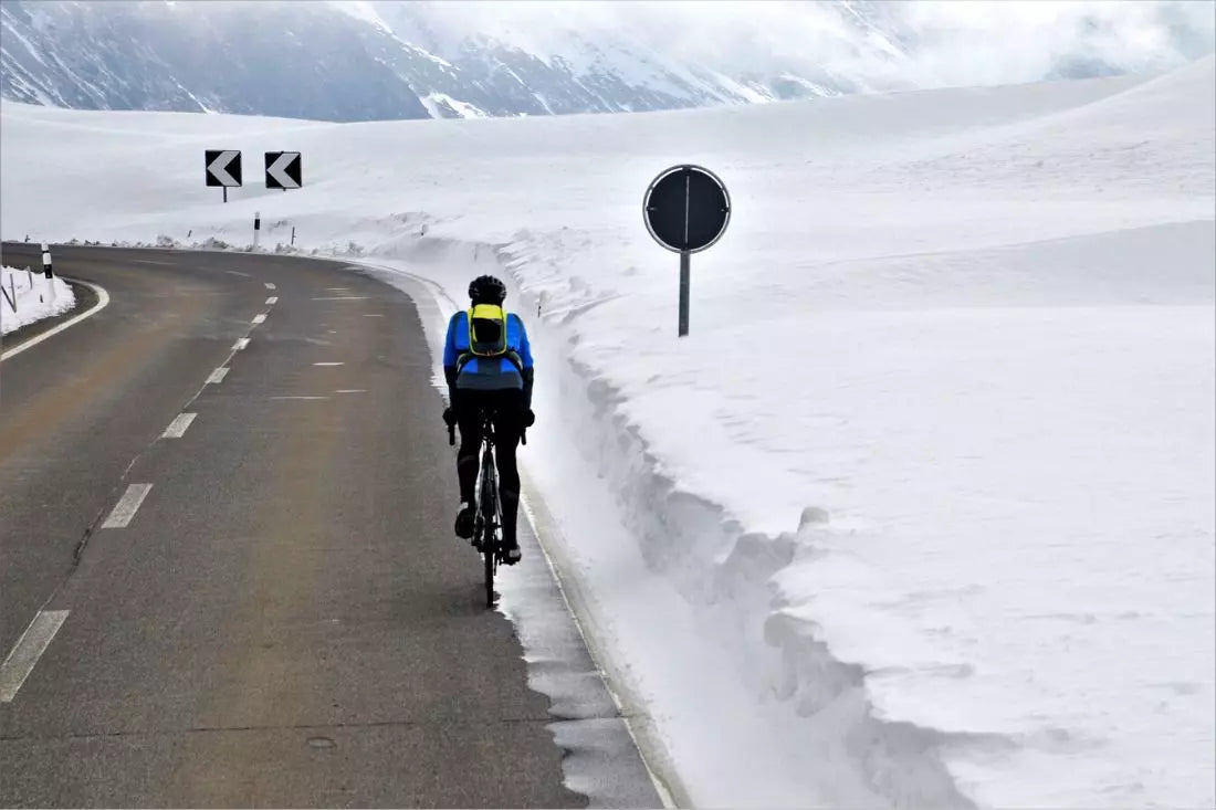 Een fietser in een winters landschap