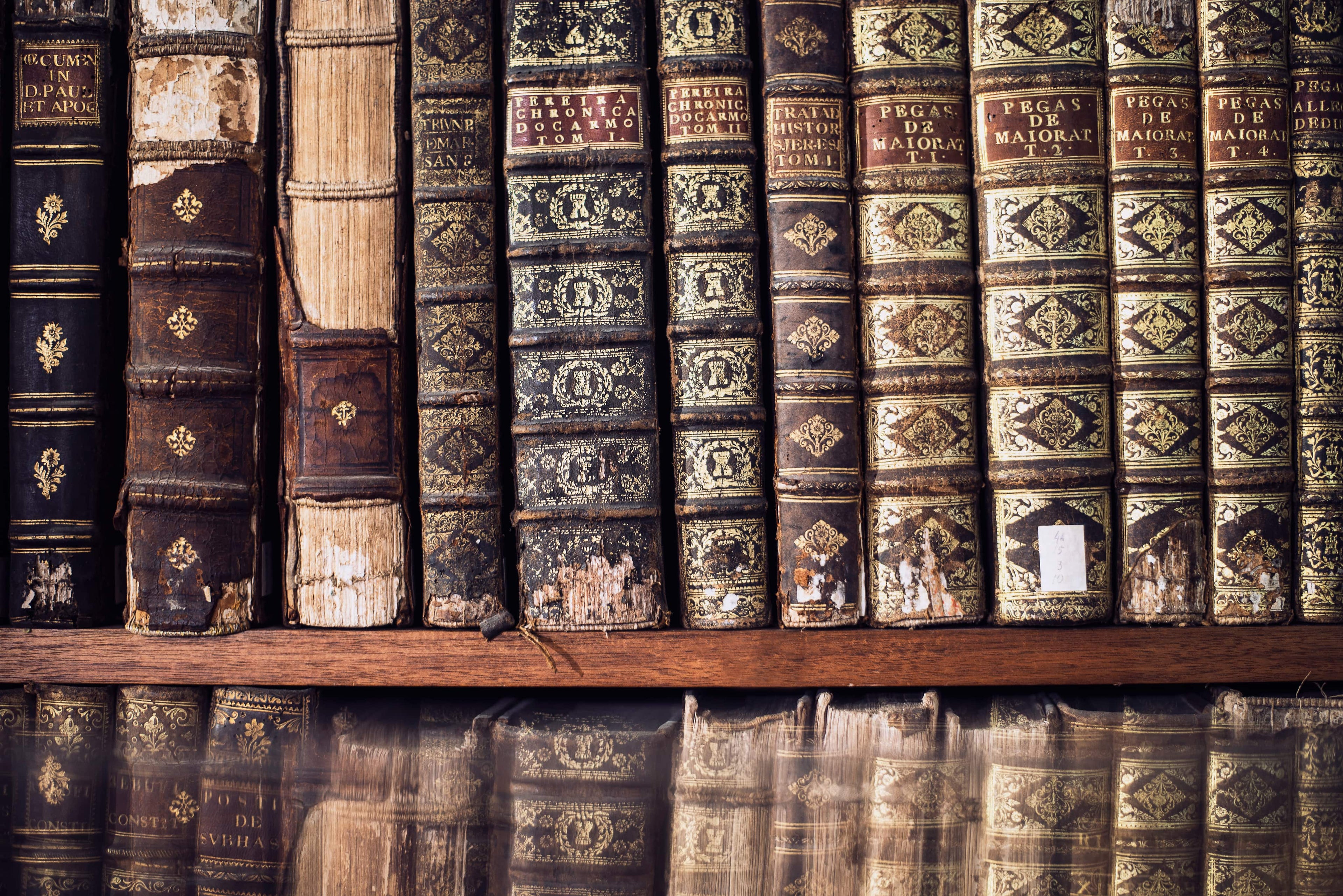 Foto van oude boeken in een bibliotheek